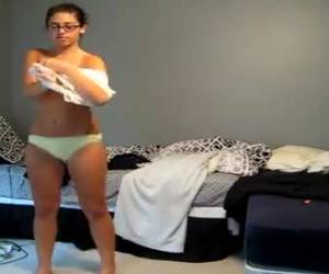Brildragend meisje naakt voor de webcam