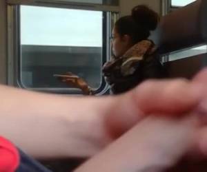 Hij filmt hoe hij zich aftrekt in de trein